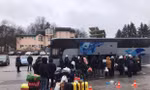 Đại sứ quán Việt Nam tại Rumania đưa người Việt sơ tán đến Rumania ngày 4/3. (Ảnh: Mofa)