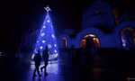 Một cây thông Noel trước nhà thờ Cơ đốc ở Ukraine đêm 24/12. (Ảnh: Reuters)