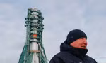 Giám đốc Roscosmos Dmitry Rogozin đứng trước tàu vũ trụ Soyuz MS-20 ở Kazakhstan vào tháng 12/2021. (Ảnh: Reuters)