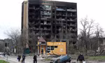 Một toà nhà bị hư hại nghiêm trọng ở thành phố cảng Mariupol. (Ảnh: Reuters)