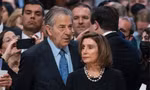 Vợ chồng bà Pelosi. (Ảnh: AP)