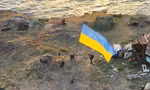 Nhóm lính Ukraine cắm cờ trên Đảo Rắn. (Ảnh: Reuters)