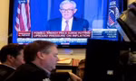Hình ảnh chủ tịch Fed Jerome Powell phát biểu xuất hiện trên màn hình tại sàn chứng khoán New York ngày 16/3. (Ảnh: Reuters)