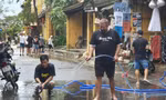 Du khách xắn tay cùng người dân dọn dẹp phố cổ Hội An sau bão Noru