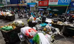 Cận Tết, rác ùn ứ nhiều tuyến đường ở TPHCM