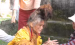 Người mẹ già mong con được vào trại tâm thần
