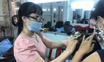 Chị Bùi Thị Tuyết, chủ tiệm Nhổ tóc bạc Tuyết (Bàn Cờ, quận 3, TPHCM) hành nghề “bới đen, tìm trắng” luôn có nguồn khách ruột ổn định Ảnh: U.P 