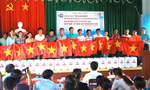 Ban Tổ chức và nhà tài trợ tặng cờ và tủ thuốc cho ngư dân đảo Lý Sơn Ảnh: Trọng Tài 