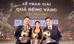 Huỳnh Như tặng áo bán gây quỹ cho trẻ em nghèo khi nhận danh hiệu Quả bóng Vàng 2022