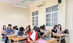 Trường THPT Yên Hòa (Hà Nội) ngày 5/7 tư vấn cho phụ huynh chọn tổ hợp môn học. Ảnh: Trọng Tài