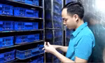 Anh Nguyễn Văn Toàn, Phó Bí thư Huyện Đoàn Yên Châu (Sơn La) kiểm tra sản phẩm tỏi đen 