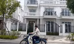 Đánh thuế bất động sản sẽ khó làm giảm ngay giá nhà đất. Ảnh: Như Ý