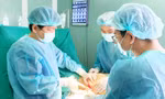 Một trường hợp bị tai biến sau khi làm đẹp tại cơ sở thẩm mỹ “chui” phải nhập viện cấp cứu. Ảnh: Vân Sơn