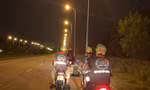 Đội SOS Cam Lâm rong ruổi khắp các tuyến đường để tìm kiếm, hỗ trợ người gặp nạn. Ảnh: THỤC HIỀN