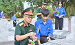 Tuổi trẻ Quân đội và tuổi trẻ Hà Tĩnh thắp hương tại các phần mộ liệt sĩ, tháng 7/2024