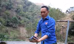 Anh Hờ A Sử bên trại cá