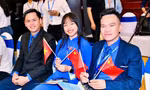 Khánh Vi tặng quà học sinh tại Trường Tiểu học Lê Văn Tám (huyện Sa Thầy, Kon Tum)