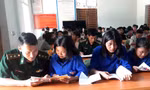 Chi đoàn Đồn Biên phòng Keng Đu phối hợp với Đoàn xã Keng Đu tham gia hưởng ứng Ngày hội đọc sách (Trung úy Lương Văn Lợi ngồi hàng đầu)
