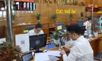 Người dân làm thủ tục nộp thuế tại cơ quan thuế. Ảnh: Như Ý