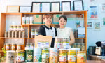 Chị Nguyễn Thị Oanh (bìa trái, Giám đốc HTX Nông sản sạch Đô 37) và chị Trần Thị Thùy (bìa phải, Phó Giám đốc) đều cùng từ bỏ công việc văn phòng để khởi nghiệp