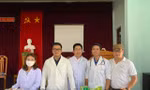 TS Nguyễn Phước Vinh (thứ 2, từ trái qua) tham gia chương trình khám bệnh, phát thuốc miễn phí cho người dân