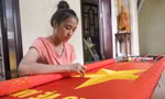 Người trẻ tự hào thêu cờ Tổ quốc 