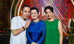 Nhà báo Nguyễn Mạnh Hà chụp cùng 2 danh ca Khánh Ly và Mỹ Linh trong hậu trường một chương trình ca nhạc. Ảnh: NVCC