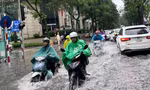 Vì sao cứ mưa rào hạ tầng thoát nước Hà Nội lại 'tê liệt'?