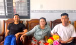Bà Trần Thị Lang và hai người con Từ Tấn Ngọc (bìa trái) và Từ Tấn Ngà