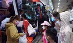 Lượng khách đến bến xe Miền Đông khởi sắc sau khi nhiều địa phương không yêu cầu cách ly người về quê ăn Tết. Ảnh: Hữu Huy