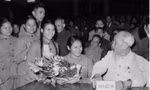 Chủ tịch Hồ Chí Minh nói chuyện với đại biểu Thanh niên xung phong dự Đại hội Thanh niên xung phong chống Mỹ cứu nước toàn miền Bắc (tháng 1/1967). Nguồn: TTXVN