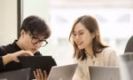 Nữ CEO Nguyễn Hồng Nhung cùng nhân viên thảo luận về hoạt động sáng tạo nội dung trong thời đại số