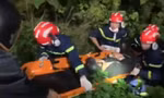 Nam thanh niên được đưa lên từ vực sâu. 