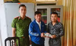 Anh Lương Văn Phú (bìa phải) trả lại 38 triệu đồng đã nhặt được trên đường cho ông Bùi Xuân Hỗ - Ảnh: Hoàng Long