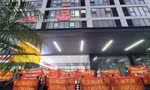 Cư dân chung cư Dreamland Bonanza 23 Duy Tân căng băng rôn phản đối chủ đầu tư.