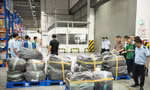 Cơ quan chức năng kiểm tra, phát hiện hàng loạt hàng cấm tại kho vận chuyển sân bay Nội Bài năm 2021. Ảnh minh họa