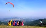 Dù lượn tại huyện Chương Mỹ. Ảnh: Dù lượn Hà Nội