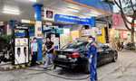 Lực lượng QLTT Hà Nội kiểm tra việc bán xăng dầu tại các cây xăng