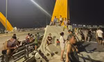 Người dân nằm la liệt trên sàn trung tâm thương mại Vincom Hạ Long để tránh nóng