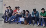 Vạ vật xếp hàng nộp hồ sơ mua nhà ở xã hội