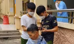 Chiến sĩ công an cắt tóc cho bệnh nhân nghèo 