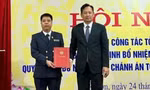 Ông Phùng Đức Chính (bìa trái) nhận Quyết định bổ nhiệm -Ảnh: Duy Chiến 