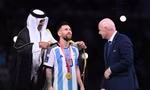 Chiếc áo choàng đen xuyên thấu được Messi mặc nhận cúp thành tâm điểm bàn luận