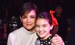 Suri Cruise hát trong phim của mẹ Katie Holmes