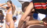 Mia Regan ‘thả dáng’ với bikini bé xíu, hôn con trai Beckham ngọt lịm trên bãi biển