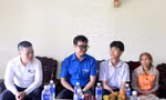 Trao học bổng cho nam sinh nghèo vượt khó vươn lên