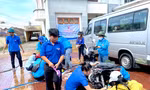 Thanh niên Tây Nguyên rửa xe gây quỹ, tìm nhà trọ cho sĩ tử 