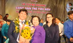 Cha đẻ” ATM gạo Hoàng Tuấn Anh cùng vợ chụp ảnh với nguyên Phó Chủ tịch nước Trương Mỹ Hoa trong buổi nhận danh hiệu Công dân trẻ tiêu biểu TPHCM năm 2020