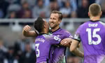 Harry Kane chia vui với các đồng đội.