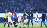 Các cầu thủ Qatar vây trọng tài sau trận thua tranh cãi trước tuyển Olympic Trung Quốc